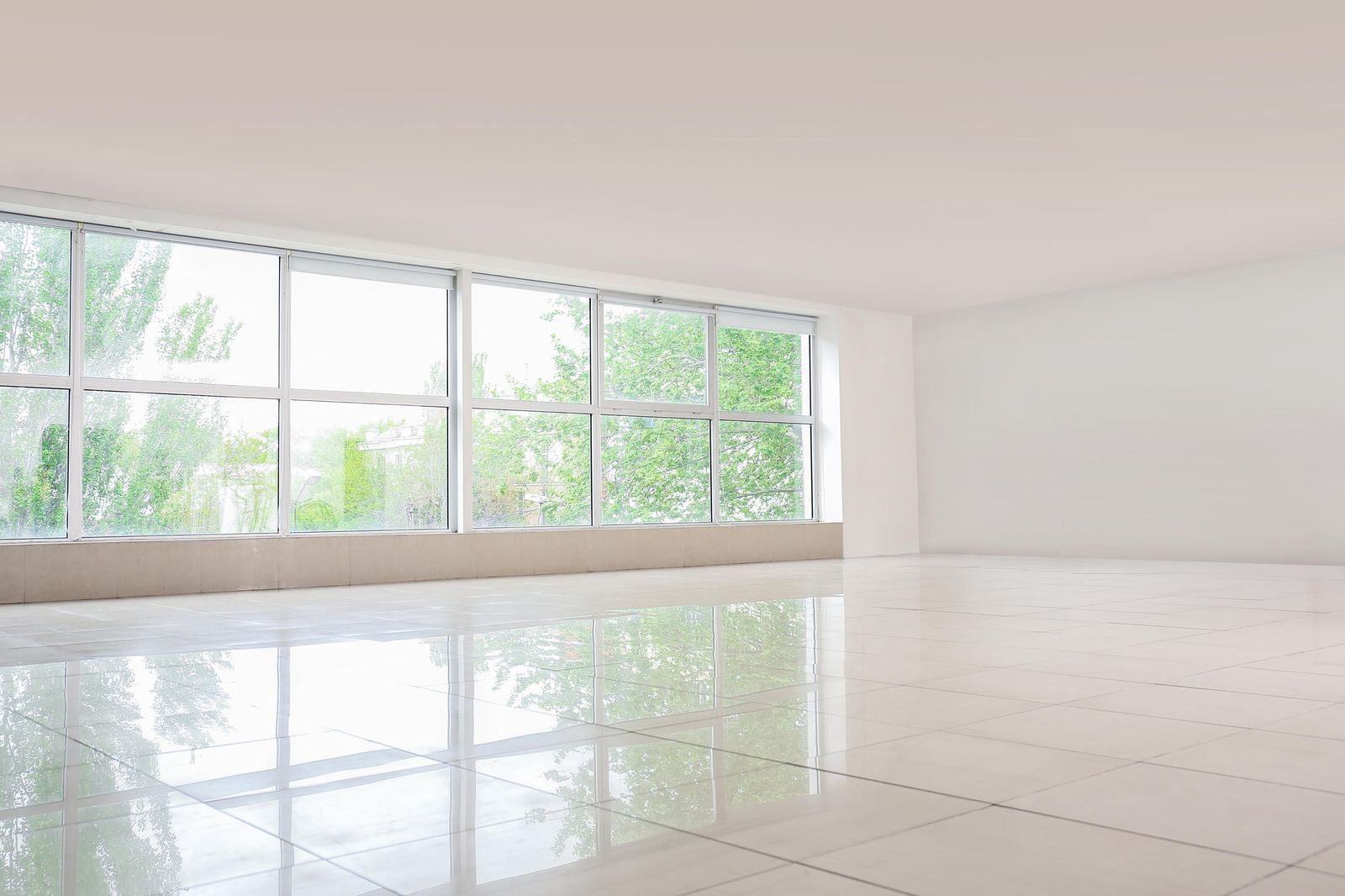 Bright room with a seamless, glossy residential epoxy floor